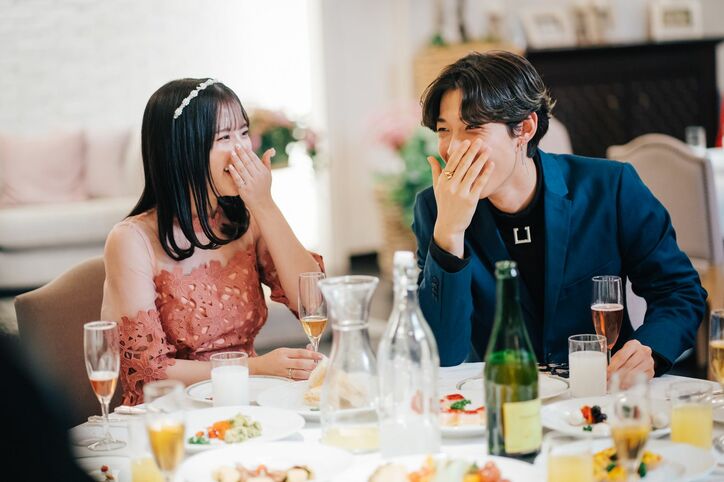 齊藤なぎさの耳にそっと触れ「君のことをもっと知りたい」イケメンK-POP練習生が直球アプローチ『花束オオカミ』第1話