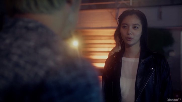 新川優愛が主演ドラマで体当たり演技　レザーを着たままプールへダイブ！