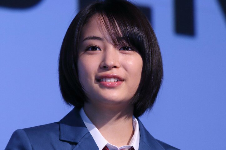 制服姿に大原櫻子「現役のすずちゃんの横に並ぶと不安」