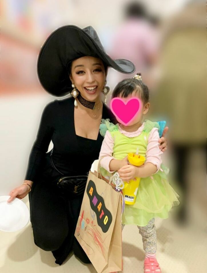 窪塚洋介の妻・PINKY、娘との仮装写真を公開「ハロウィンをとても楽しみにしていた」