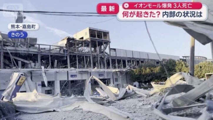 壁がはがれて骨組みがあらわに