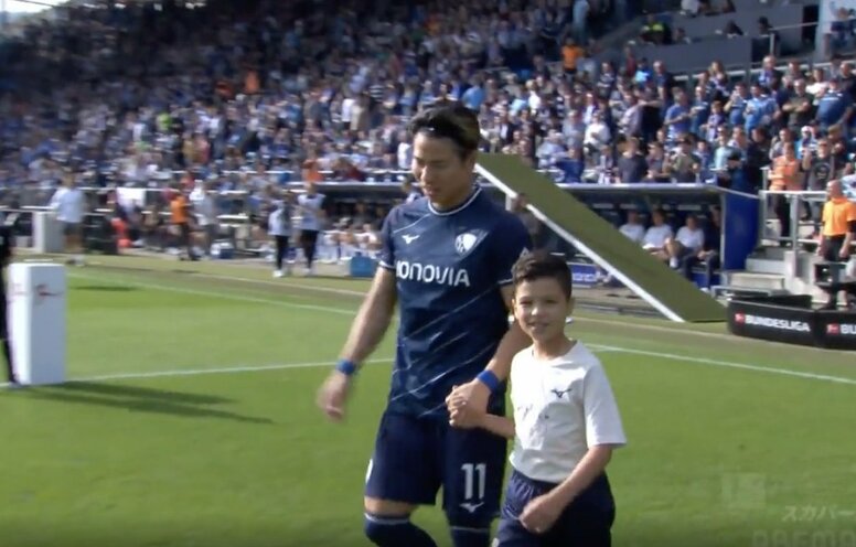 視聴者は見ていた！ドイツ人が恐れる男・浅野拓磨、試合前の「良い人すぎる」シーンが話題に エスコートキッズへ“神対応”する瞬間