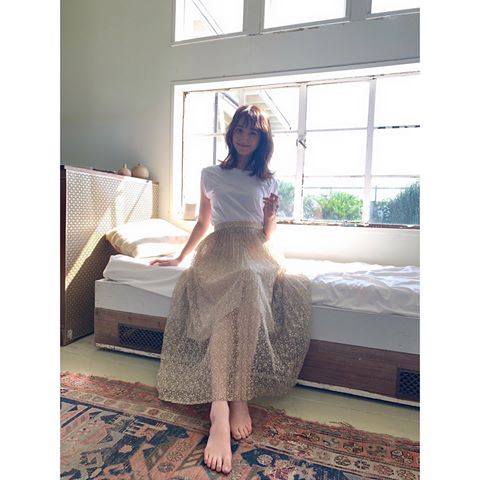 ほんと天使 女神 足の指まで美しい 佐々木希 美脚が透けて見える私服ショットにファン絶賛 話題 Abema Times