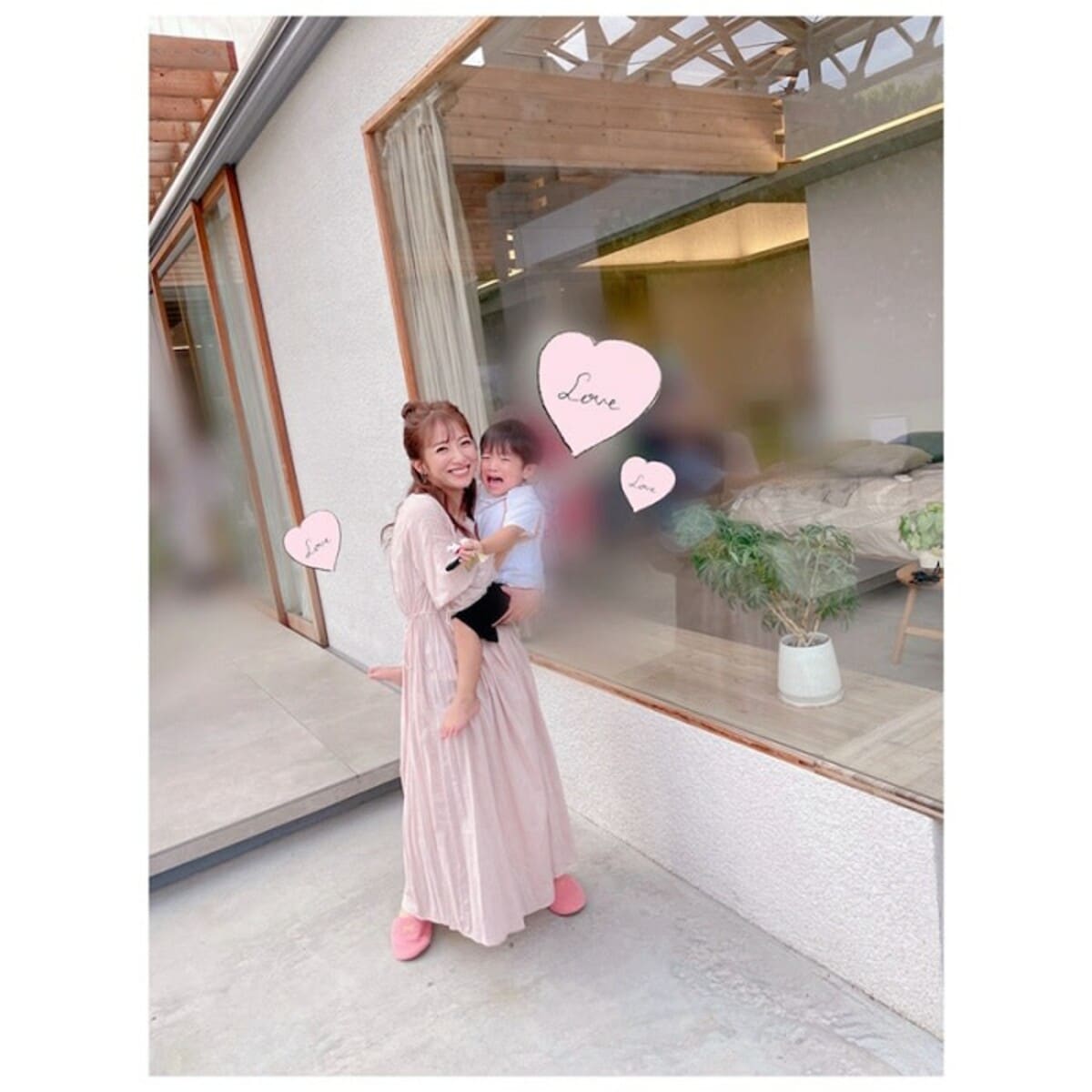 辻希美 大泣きした三男の姿を公開 泣き疲れて帰宅中の車で爆睡 話題 Abema Times