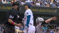 大谷翔平のファウルが2度も直撃した球審、一躍ファンから注目の的 1発目は右手、2発目は右足と“1打席2発”で大谷も笑顔で謝罪の一コマ