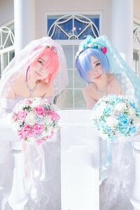 双子コスプレイヤーの穂南しずく＆萌香が「リゼロ」のラム・レム姉妹を完全再現！ウェディングドレス姿に称賛相次ぐ