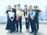 福山雅治、ドラマ『集団左遷!!』クランクアップ時の集合写真「これからも引き続き走り続けます」