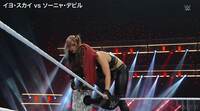 「美しすぎるコラボ」日本人女子レスラー、衝撃の場外ダイブに「同じところから飛ぶという発想は…」実況驚嘆