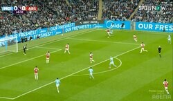 「めちゃくちゃ速いな！」冨安健洋が“最強ドリブラー”に抜かれた瞬間…圧巻スピードに「後手に回ったとはいえヨーイドンで交わしたぞ」「マッチアップは見応えあるな」の声