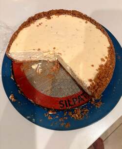 アグネス・チャン、誕生日に息子の妻が作ったチーズケーキを公開 「お店のチーズケーキみたい」と反響