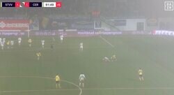 どこがファウルだよ！ 藤田譲瑠チマ、“強烈タックル”で吹っ飛ばす→倒れた選手が悶絶&起き上がれず… イエロー判定に不服