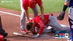 エンゼルスに激震！ 主力ウォードが顔面死球で流血退場 大谷翔平も頭を抱え沈痛な面持ち