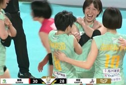 女子バレー、188cmを164cmが止めた！？ 身長差24cmを跳ね返した衝撃ブロック 大歓喜の輪が微笑ましい