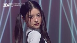 傷メイクとタイトなミニワンピースで睨みつけ…腰を大きくくねらせた攻撃力高いパフォーマンス！中毒性高すぎる新曲に会場から大歓声