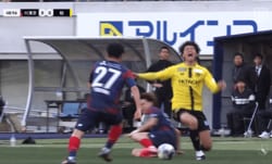 「さすがにレッド案件では？」元日本代表MFの“足裏タックル”にSNS騒然…「選手が壊れてしまう」2枚目警告はVAR対象外→Jリーグのルール改正はいつ？