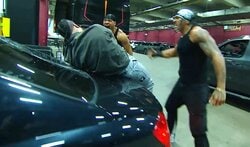 襲撃ついでに高級外車を破壊！ バックステージで衝撃展開に波紋 放送席も絶句 「バールはやべぇ」ファンもドン引き