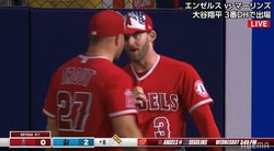 エンゼルスに内紛勃発!? 落球めぐり激おこトラウトと不満顔ウォードがあわや一触即発の睨み合い ファン「なにやってんだか」「そんな場合か」