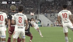 嘘だろ！？「Ｊリーグ年間ベストゴールだ！」衝撃のダイレクトボレーを炸裂！ 名古屋MFのエグすぎる“逆足ゴラッソ”が話題沸騰「敵ながらあっぱれ」