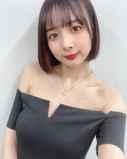 モデル雀士・岡田紗佳が“破れドレス”のおすましショットを披露「セクシーで良き」「デコルテ綺麗」