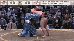 まわしが外れる“ピンチ”に行司が孤軍奮闘も空回り ハプニング続出に館内騒然