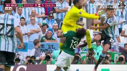 「やばい倒れ方した…」終了間際の攻防から味方同士の交錯でKO… 担架で運ばれるサウジ選手にスタンド騒然