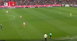 当たったら死ぬレベル！グラウンドに乱入した“珍客”に衝撃のハプニング発生 “アジア最高DF”キム・ミンジェの突然のバックパスにビックリ　ピッチから鳩たちが一斉に飛び立った決定的瞬間