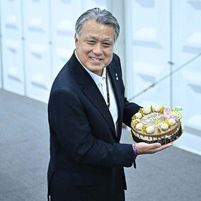 「私は口出ししない」森保ジャパン訪問のJFA田嶋会長、美人アナから誕生日ケーキを渡され笑顔