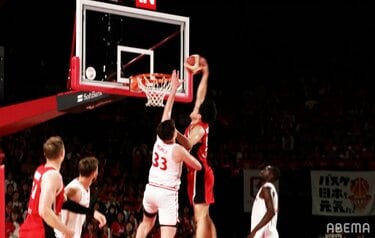 惚れちゃう！」211cm相手に“片手スラムダンク”炸裂！「まるで流川楓