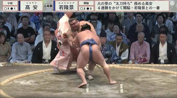 土俵際で若隆景を組み止めた高安