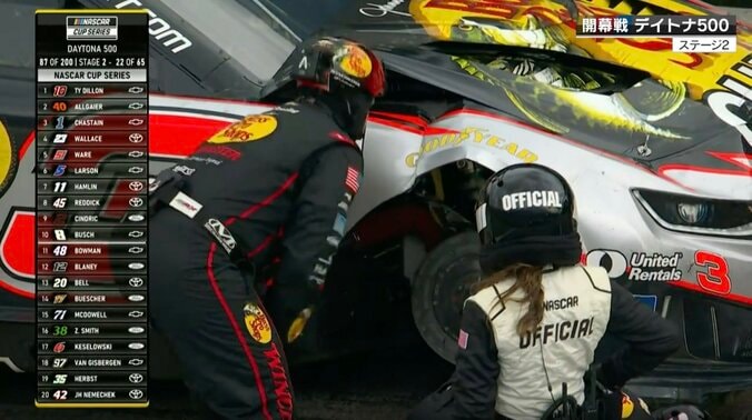 「これで直ってるんですか！？」壊れた車を“叩いて直す” F1ではあり得ない光景に現役レーサーも唖然 2枚目