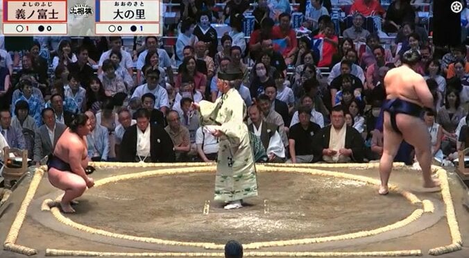 「横綱より目立ってる」「一番いい席に」大の里、初日黒星で館内騒然も…“異様”に目立つ人物の姿 “奇跡の画角”に反響も 4枚目