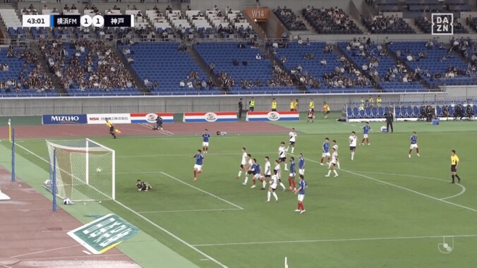 衝撃！ 横浜FM主将の“無回転ブレ球ゴラッソ”にSNS騒然「最後すごい落ち方」「年間ベストゴール級」「和製ジェラードだ」悪夢の7連敗を喫したチームに喝 3枚目