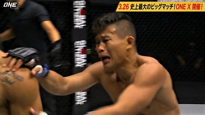 大逆転KO、金星に号泣 拒否する元王者に無理やりハグで賛否「負けた方の気持ちも考えて」 1枚目