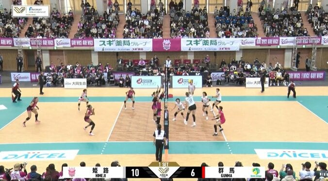 豪快なスパイクを叩き込んだロジャンスキ