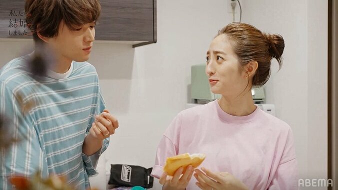 白洲迅が買ってきたパンを妻・堀田茜がパクリ…冗談飛び交う朝の風景に「夫婦になってきた」『私たち結婚しました』第6話 1枚目
