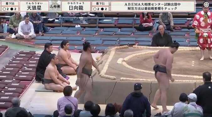 「危なすぎんだろ」両力士が土俵外へ吹っ飛び観客も転ぶ 白熱の熱戦が“ヒヤリ”一転…騒然の瞬間 2枚目