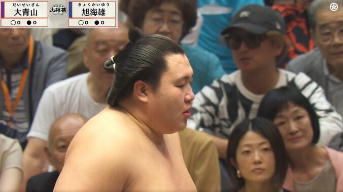 「余計に目立つ」親方の背後に有名俳優 出で立ちが話題 「いつものイケメンが居る」ネットざわめき 3枚目