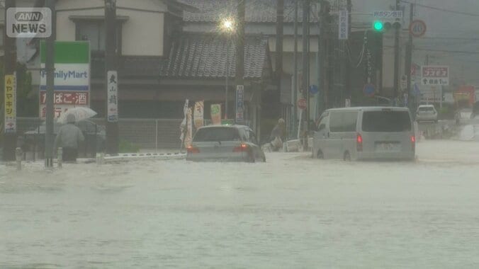 各地で大雨　住宅地に濁流…動けない車も　軽井沢では「ひょう」も 1枚目