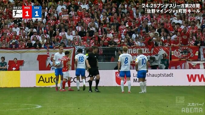 騒然！ 日本代表FWが“足首ガッツリ”の危険タックル被害→突き飛ばされ味方DFが激昂「何するんだ」「手を出すな」「町野のために怒ってくれてる」ファンも激怒 3枚目