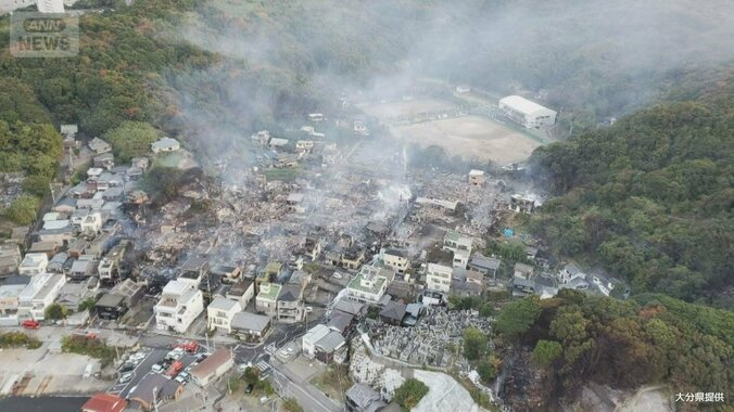 多くの住宅などが燃えている（大分県提供）