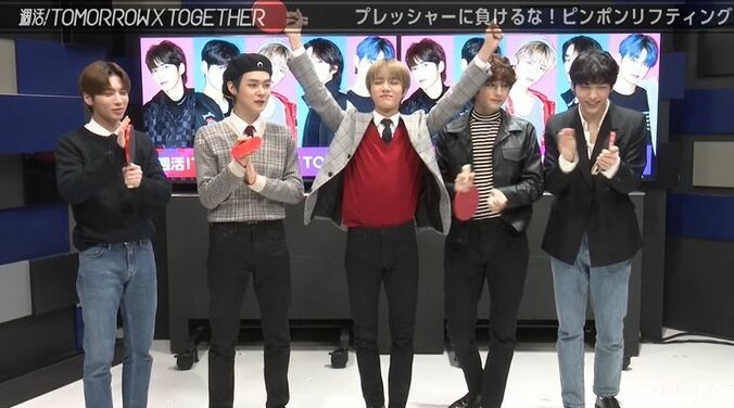 口にクリームをつけモグモグ！TOMORROW X TOGETHER、高級フルーツサンドが美味しすぎて大興奮 5枚目