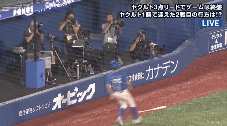 「逃げろ！」よりも「撮らなきゃ！」バレンティンが飛ばしたバットをカメラマンが激写