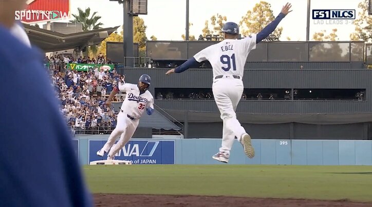 【写真・画像】大谷翔平、値千金タイムリーで球場が揺れた！ 青一色の観客席…ド軍ナインが一斉に「ショウヘイ！」指差す圧巻光景　1枚目