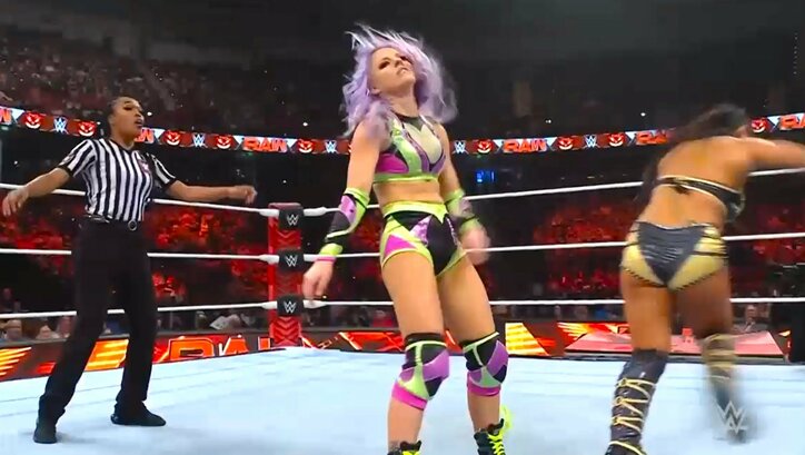 女子レスラー、回し蹴り“一発”で衝撃KO 「事故?」「失神した」騒然の幕切れ レフェリー懸命のストップに称賛の声