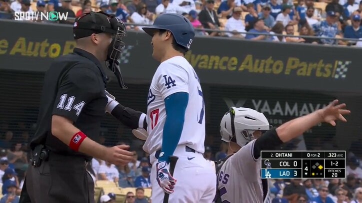 大谷翔平のファウルが2度も直撃した球審、一躍ファンから注目の的 1発目は右手、2発目は右足と“1打席2発”で大谷も笑顔で謝罪の一コマ