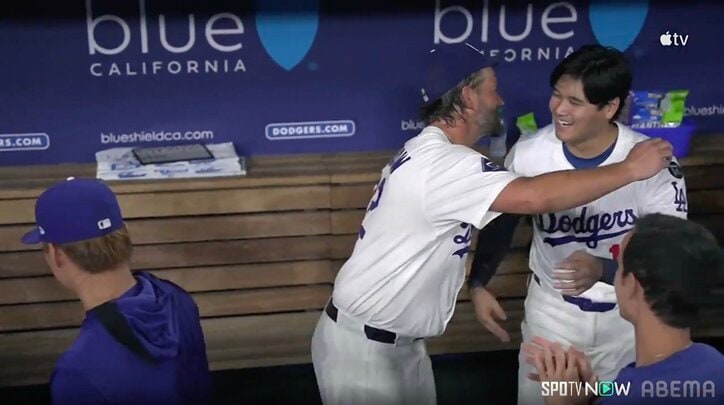 【写真・画像】大谷翔平とカーショーが「マジでエモい」 劇的逆転3ラン直後、ベンチで抱き合う光景に「真のヒーロー」「最高だ」称賛やまず　1枚目