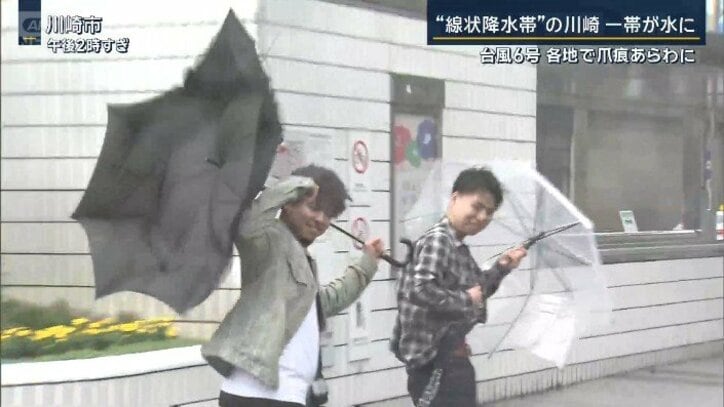 傘をさす男性