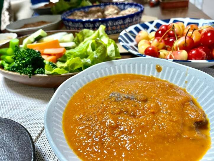 すい臓癌で余命2年のYoutuber、母と叔母が作った凄いご馳走「主婦の大先輩が2人もいるのでお任せ」