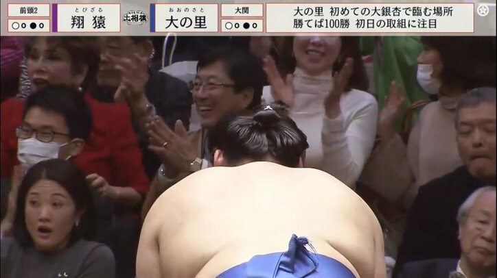 【写真・画像】相撲観戦で力が入るあまりお口あんぐり…大興奮のデヴィ夫人　1枚目