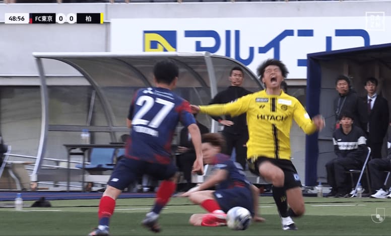 「さすがにレッド案件では？」元日本代表MFの“足裏タックル”にSNS騒然…「選手が壊れてしまう」2枚目警告はVAR対象外→Jリーグのルール改正はいつ？